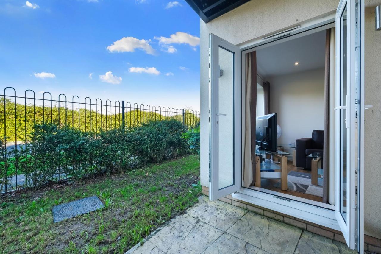 London Heathrow Living Serviced Apartments By Ferndale Stanwell Exterior foto