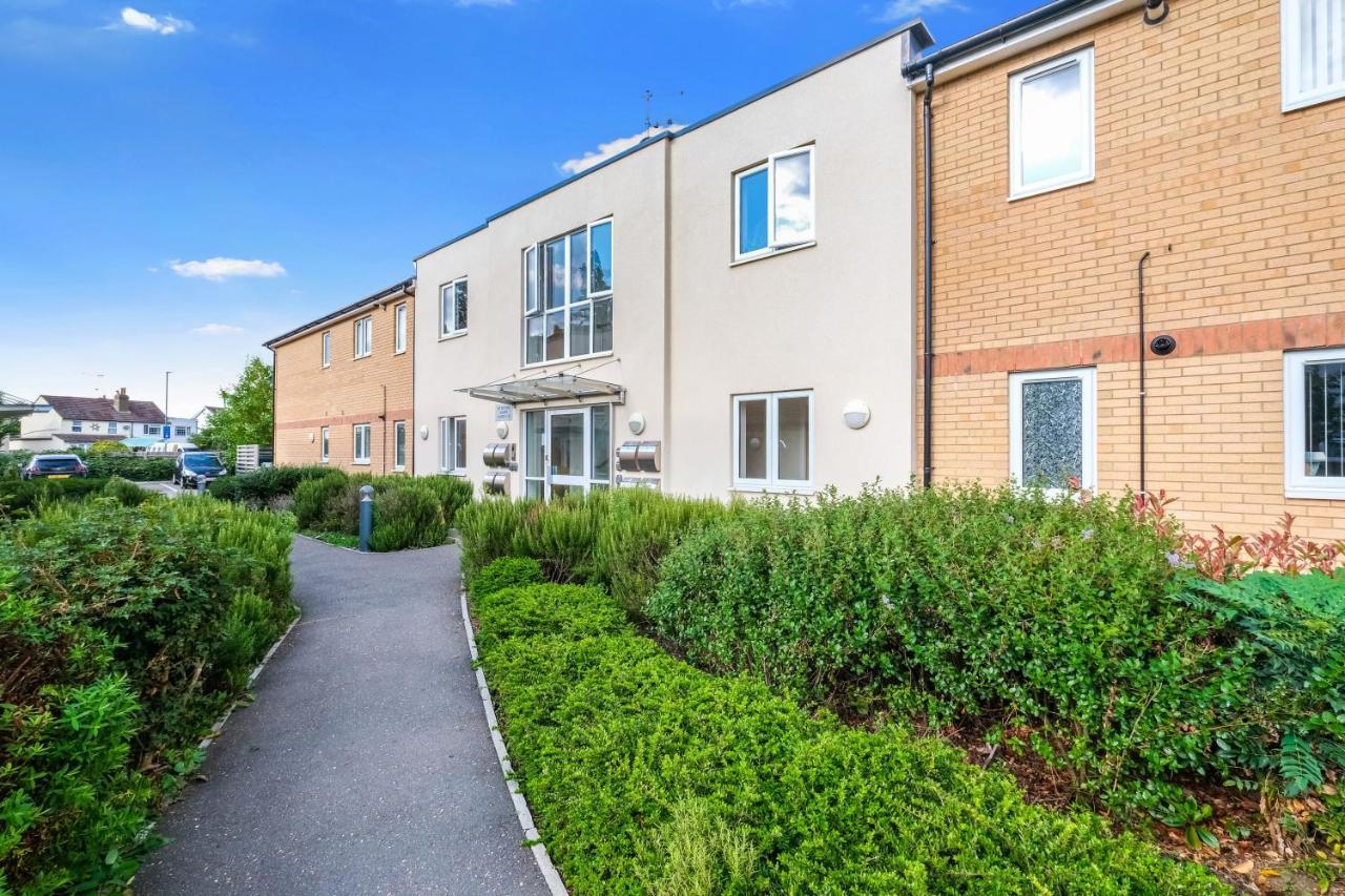 London Heathrow Living Serviced Apartments By Ferndale Stanwell Exterior foto