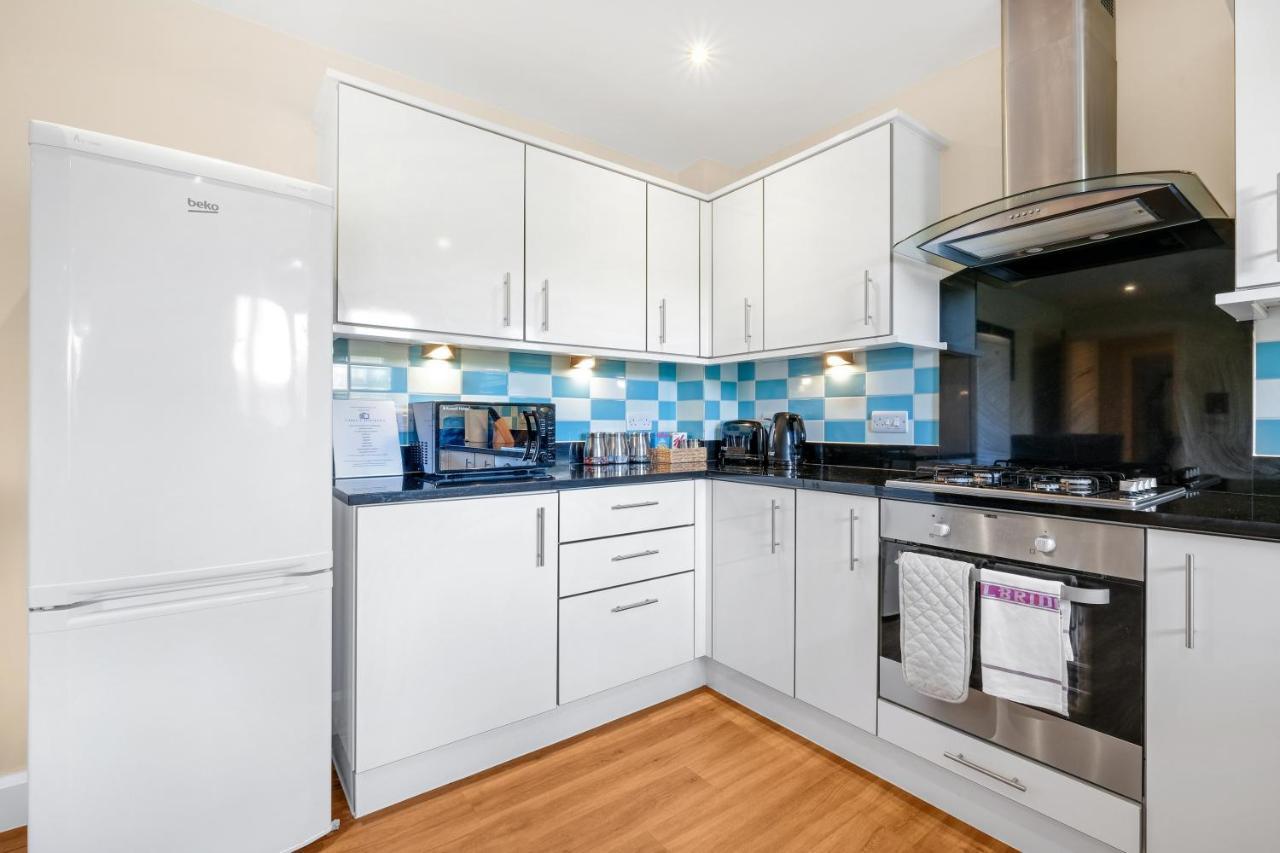 London Heathrow Living Serviced Apartments By Ferndale Stanwell Exterior foto