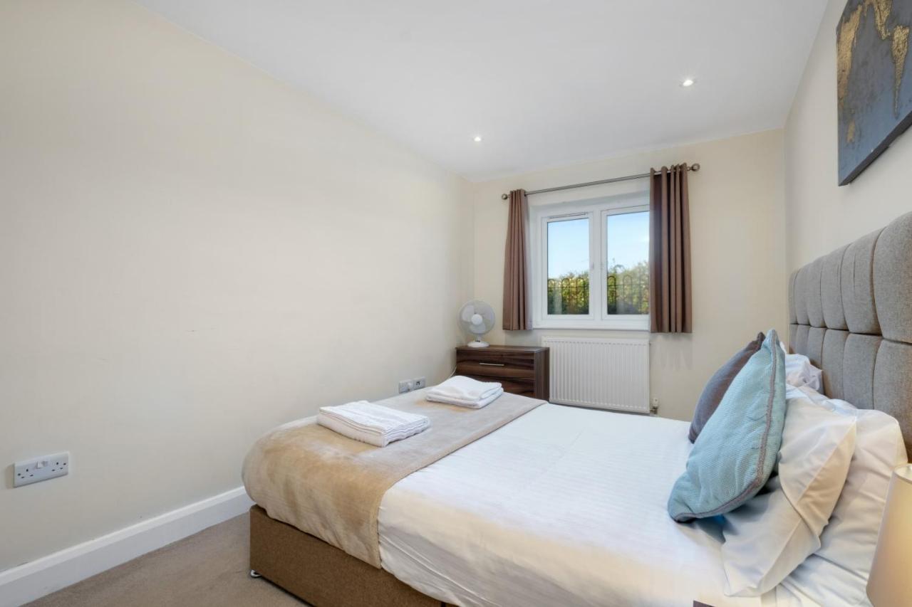 London Heathrow Living Serviced Apartments By Ferndale Stanwell Exterior foto