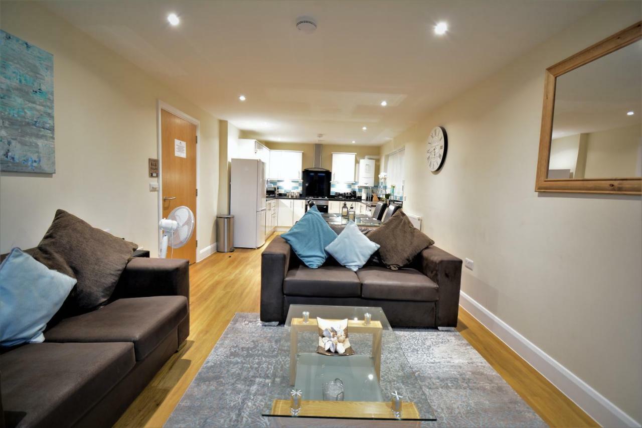 London Heathrow Living Serviced Apartments By Ferndale Stanwell Exterior foto