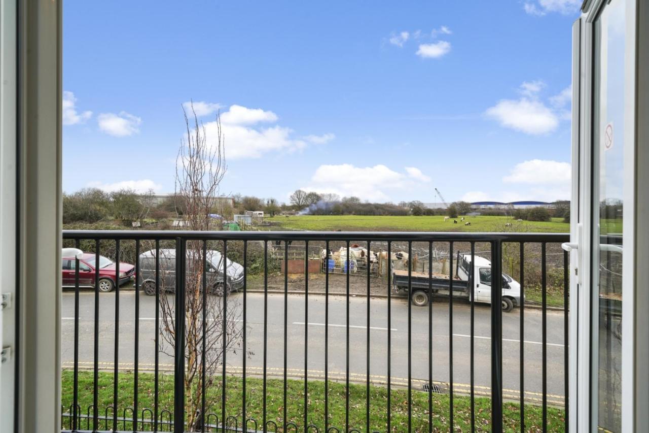 London Heathrow Living Serviced Apartments By Ferndale Stanwell Exterior foto