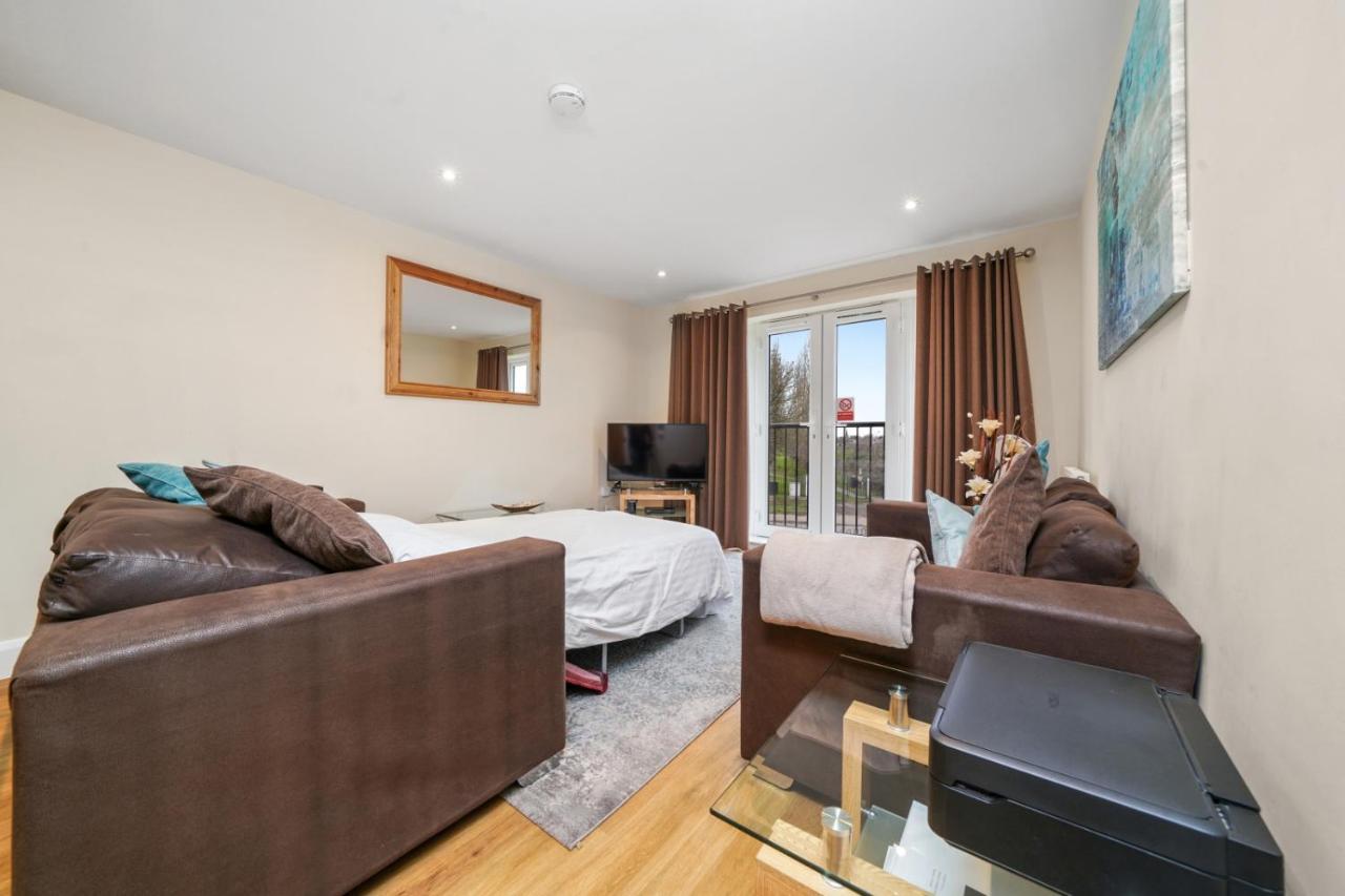 London Heathrow Living Serviced Apartments By Ferndale Stanwell Exterior foto