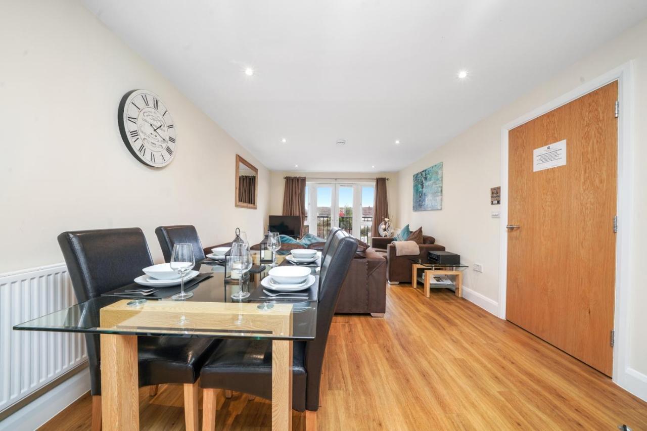 London Heathrow Living Serviced Apartments By Ferndale Stanwell Exterior foto
