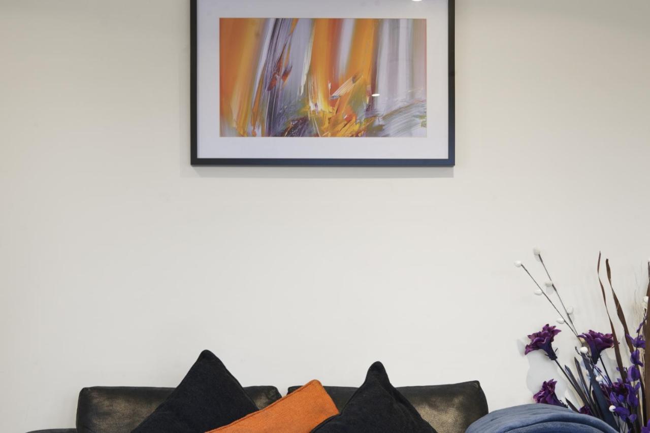 London Heathrow Living Serviced Apartments By Ferndale Stanwell Exterior foto