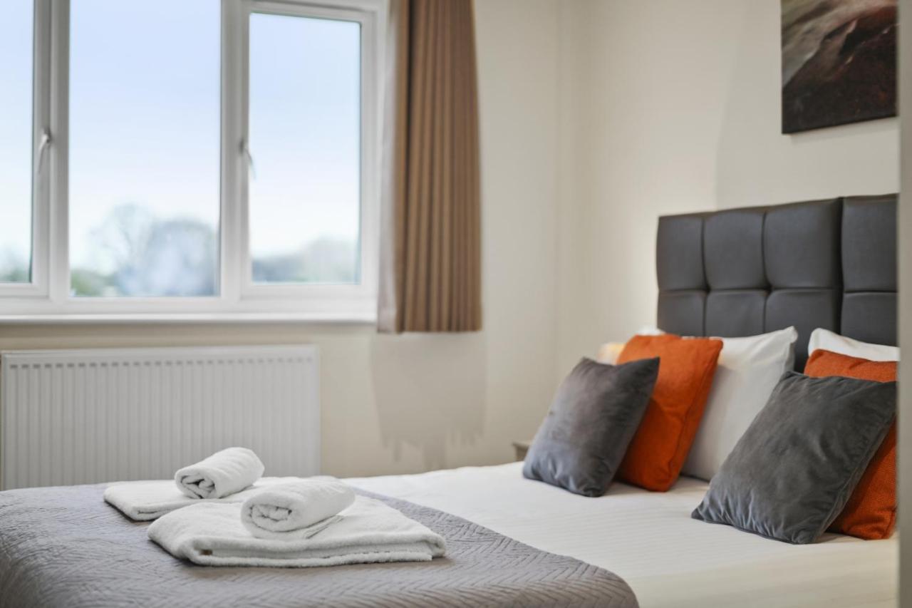 London Heathrow Living Serviced Apartments By Ferndale Stanwell Exterior foto