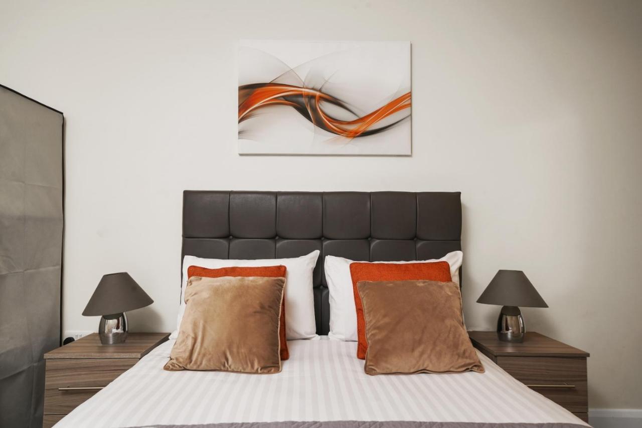 London Heathrow Living Serviced Apartments By Ferndale Stanwell Exterior foto