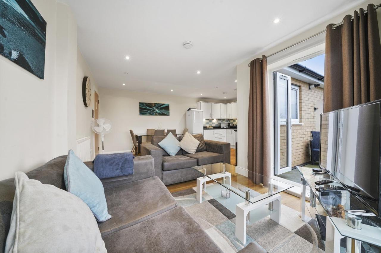 London Heathrow Living Serviced Apartments By Ferndale Stanwell Exterior foto