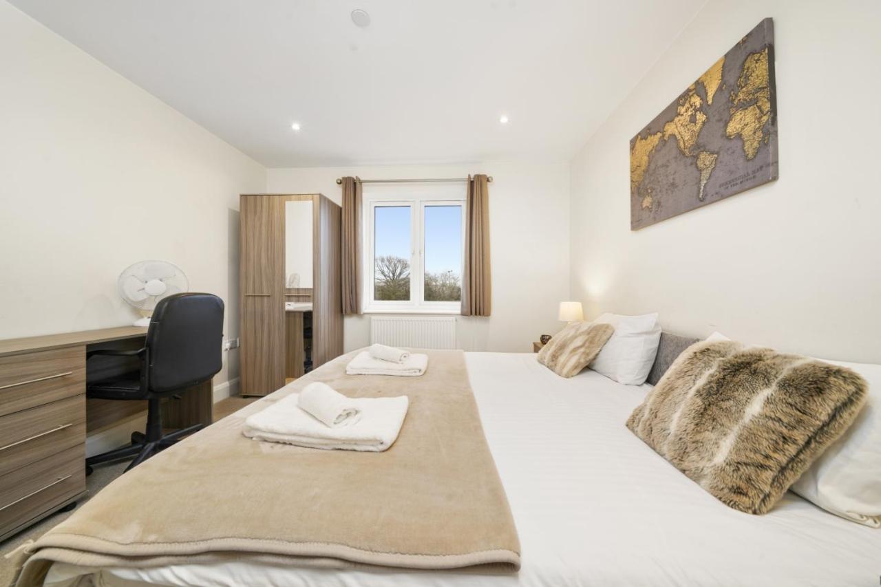 London Heathrow Living Serviced Apartments By Ferndale Stanwell Exterior foto