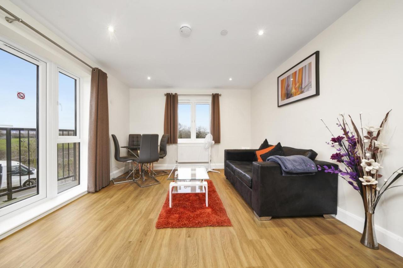London Heathrow Living Serviced Apartments By Ferndale Stanwell Exterior foto