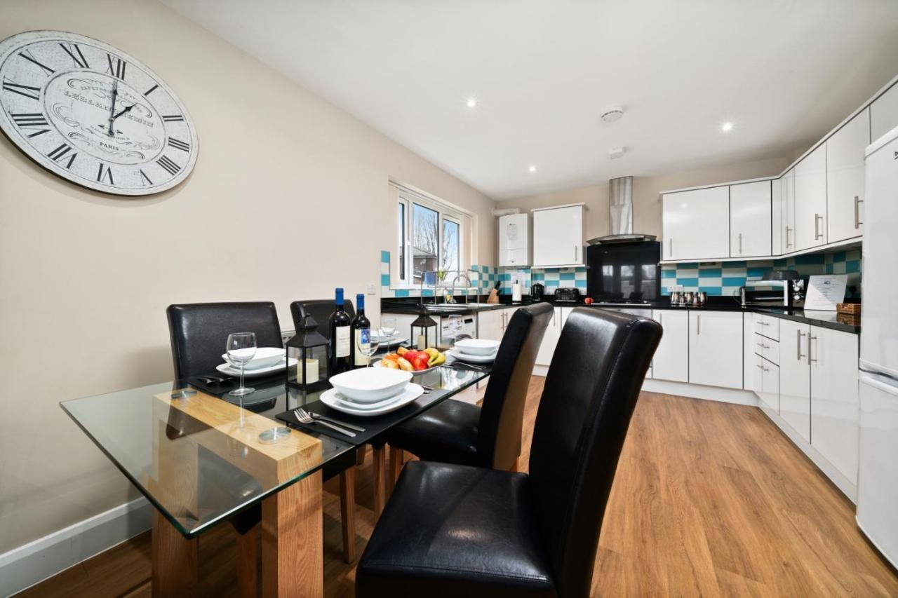 London Heathrow Living Serviced Apartments By Ferndale Stanwell Exterior foto