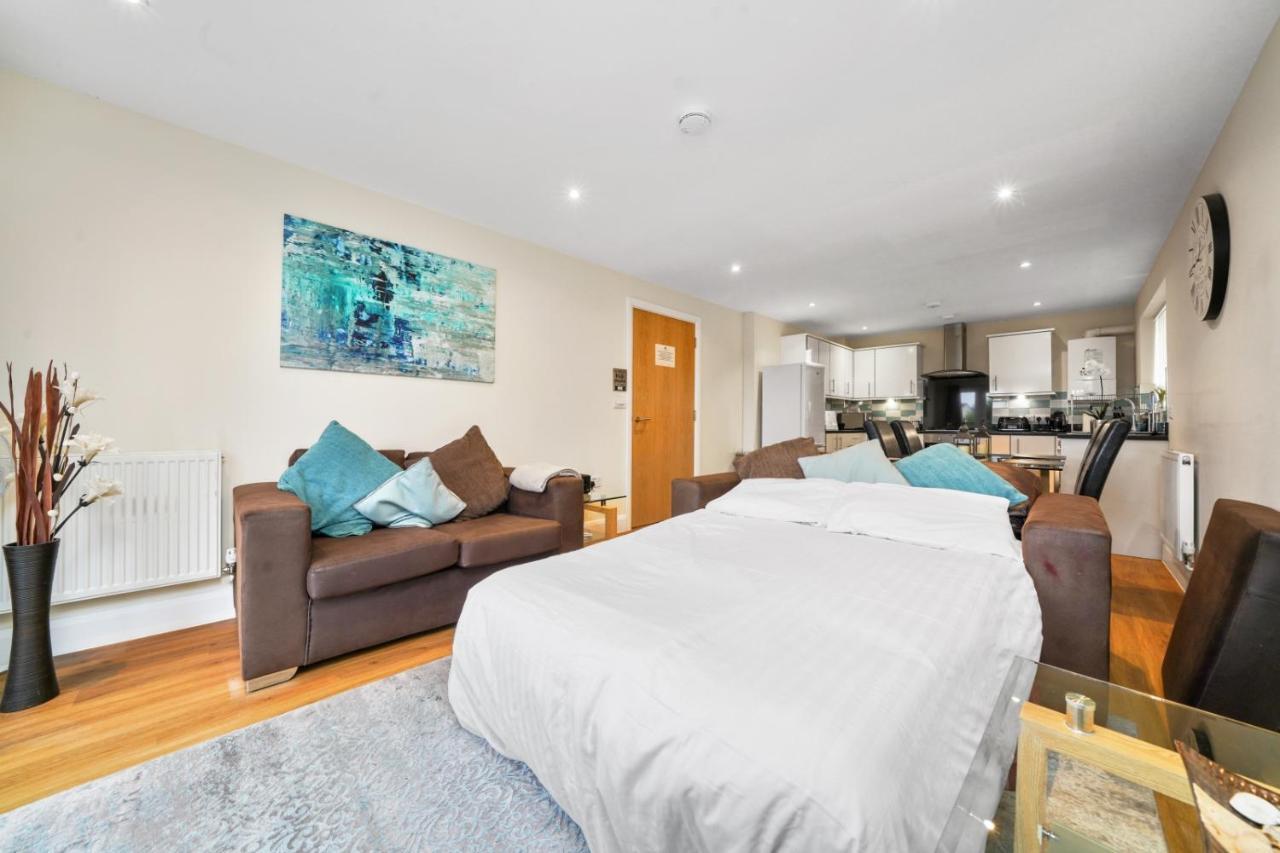 London Heathrow Living Serviced Apartments By Ferndale Stanwell Exterior foto