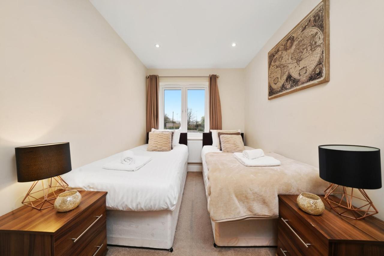 London Heathrow Living Serviced Apartments By Ferndale Stanwell Exterior foto