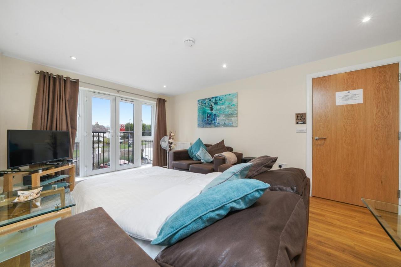 London Heathrow Living Serviced Apartments By Ferndale Stanwell Exterior foto