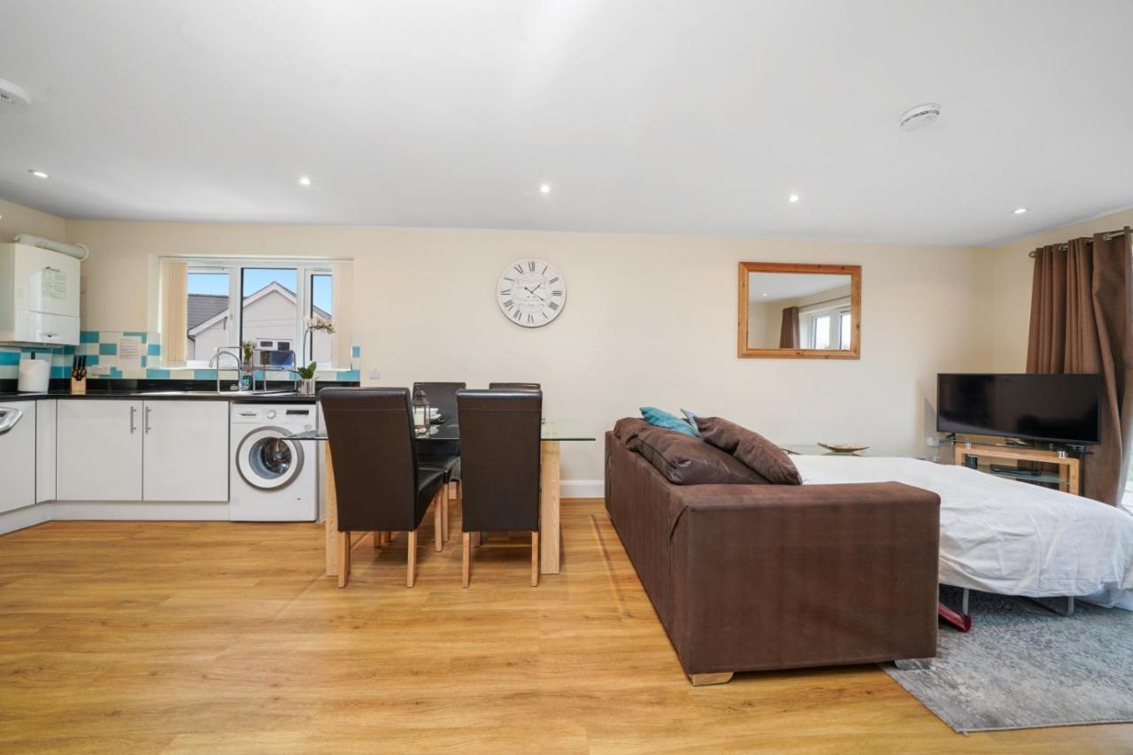 London Heathrow Living Serviced Apartments By Ferndale Stanwell Exterior foto