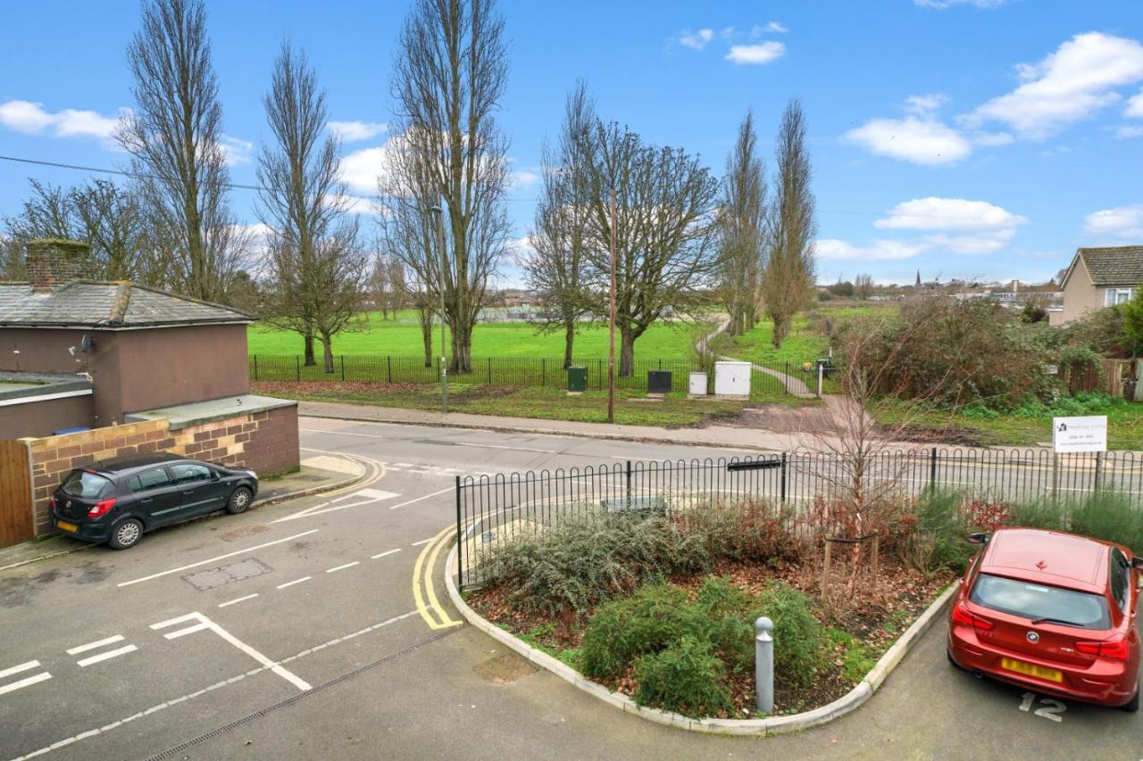 London Heathrow Living Serviced Apartments By Ferndale Stanwell Exterior foto
